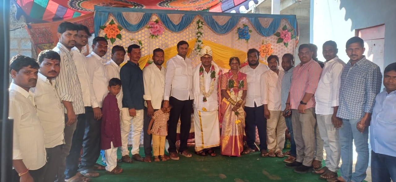 నూతన వధువరులను ఆశీర్వదించిన ధ్యాప నిఖిల్ రెడ్డి గారు